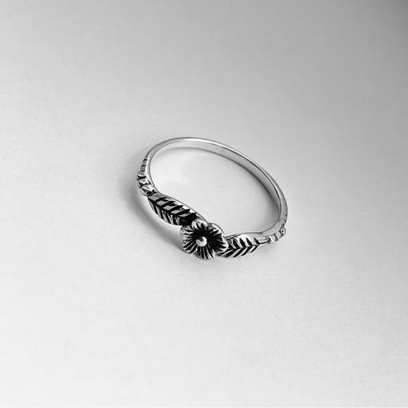 Sterling Silver Minimalist Flower Ring with Leaves, Silver Rings, Leaf Ring - Picture 4 of 13
